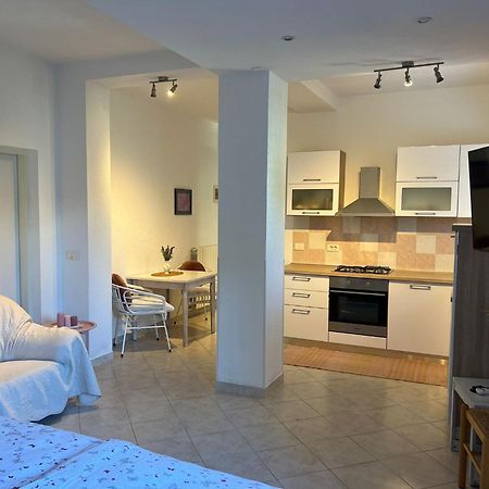Toni777 Apartment โรวีน ภายนอก รูปภาพ
