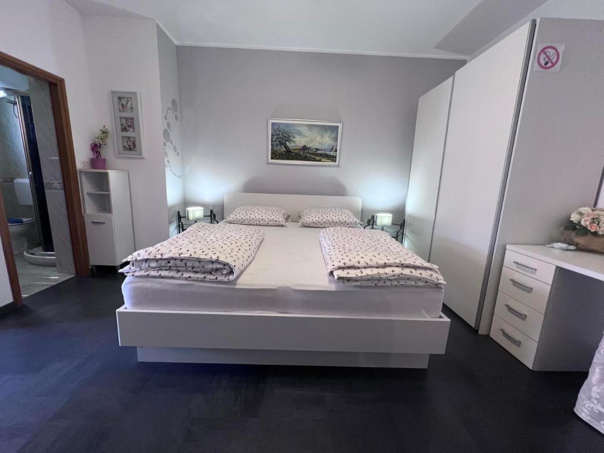 Toni777 Apartment โรวีน ภายนอก รูปภาพ