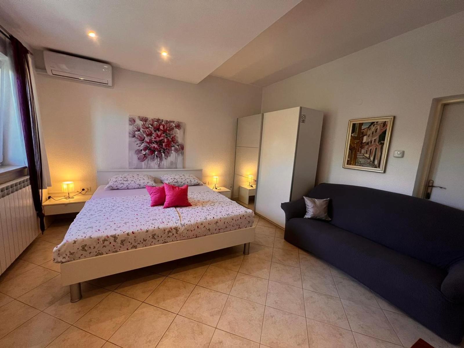 Toni777 Apartment โรวีน ภายนอก รูปภาพ