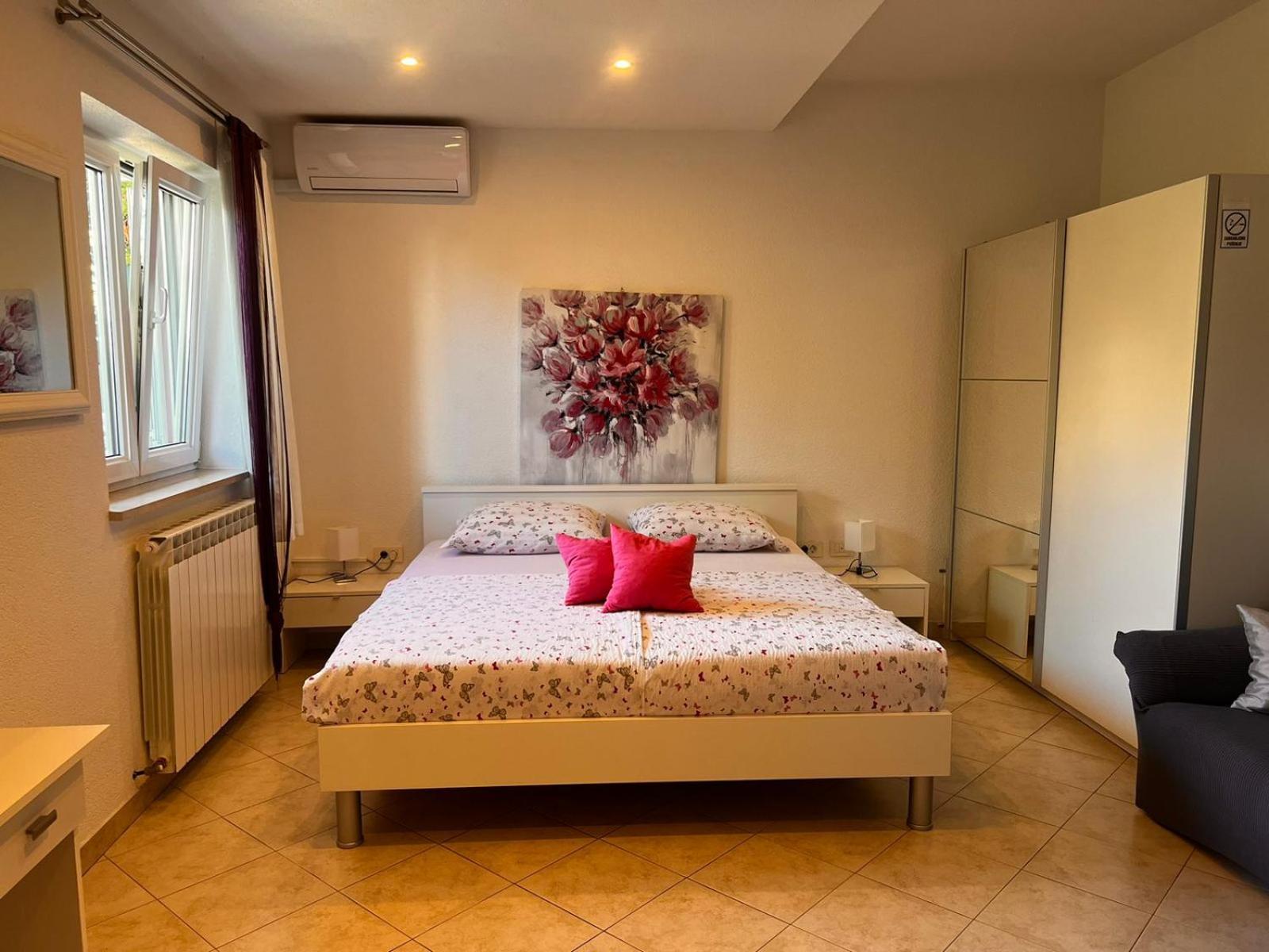 Toni777 Apartment โรวีน ภายนอก รูปภาพ