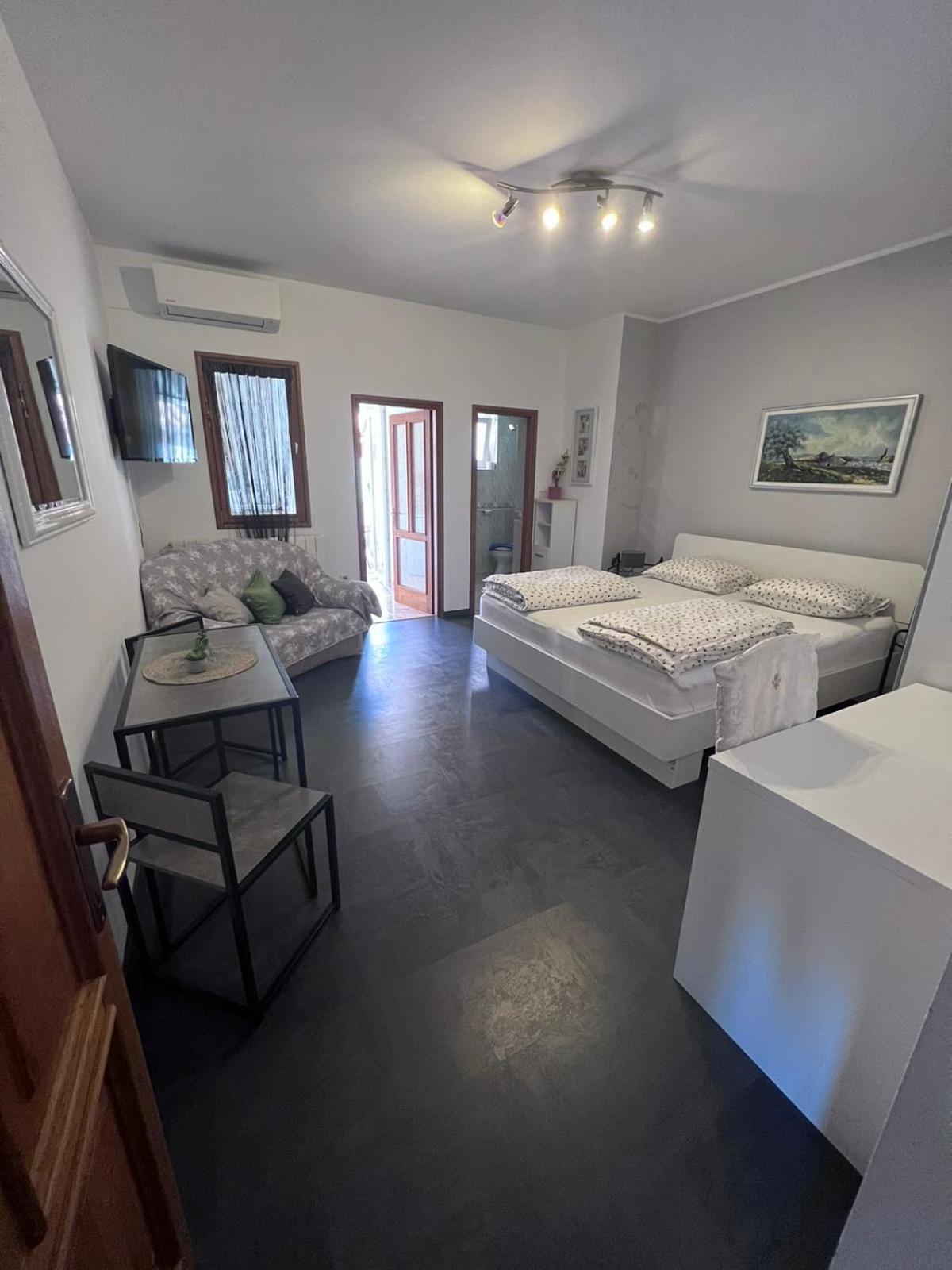Toni777 Apartment โรวีน ภายนอก รูปภาพ