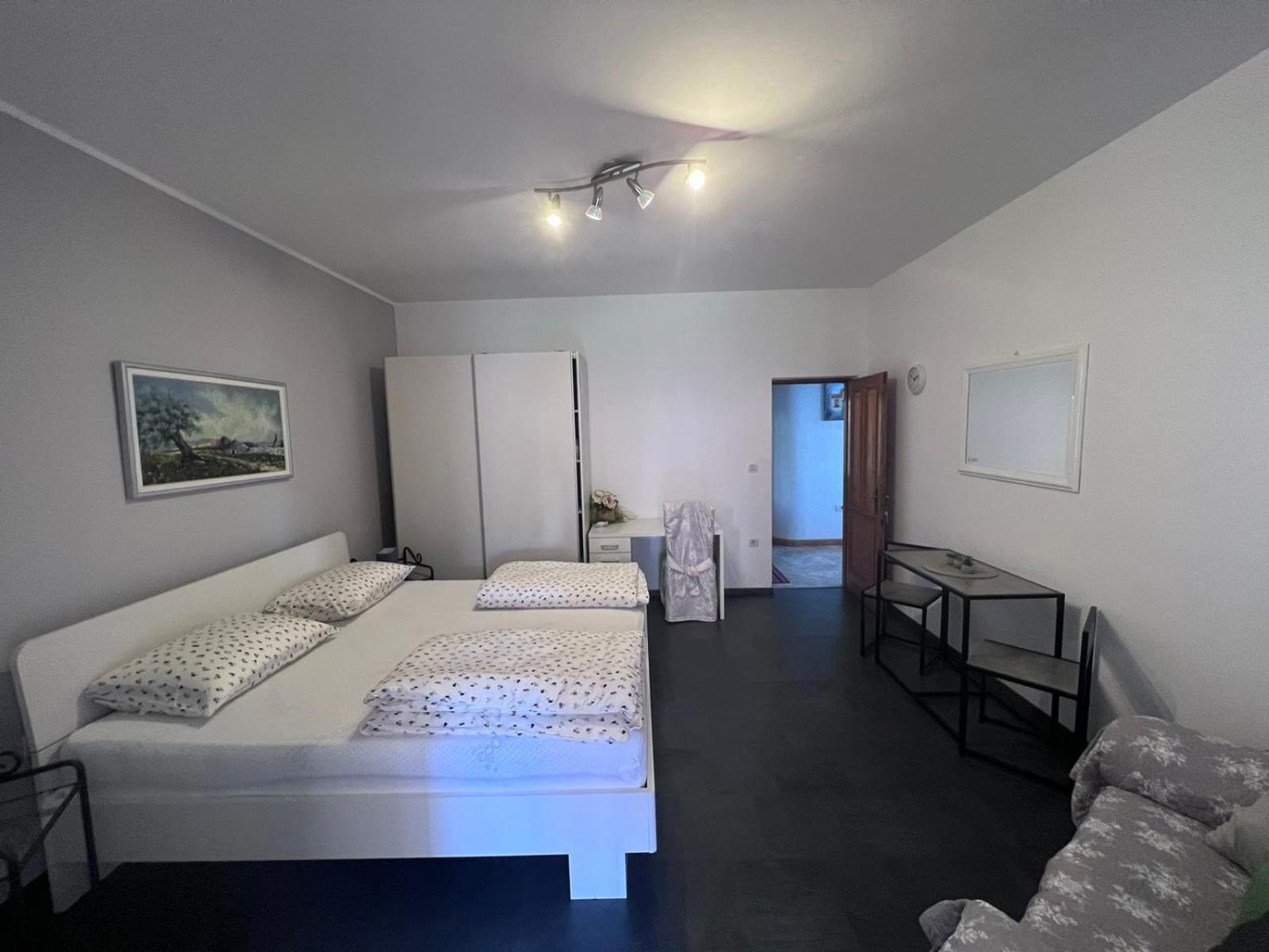 Toni777 Apartment โรวีน ภายนอก รูปภาพ